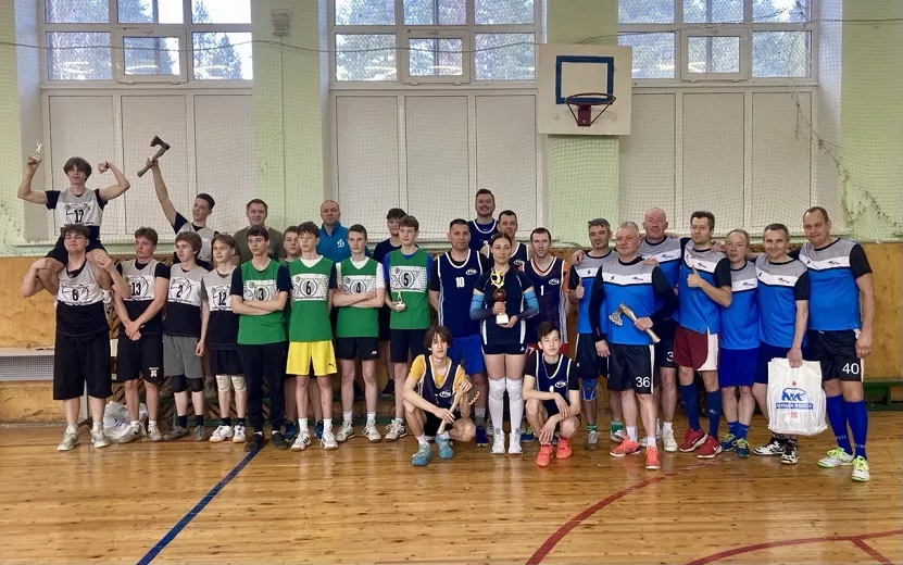 Завод «Ижсталь» провел турнир по волейболу среди подшефных школ