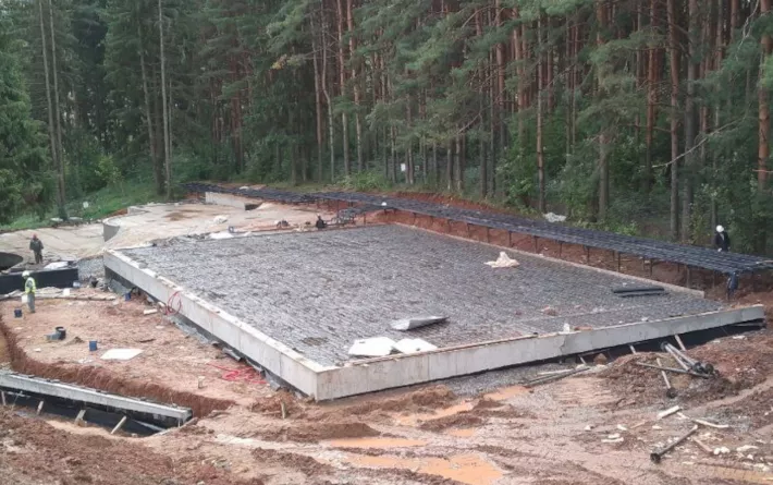 В новом парке на Молодежной в Ижевске готовят площадку для игры в баскетбол и воркаута
