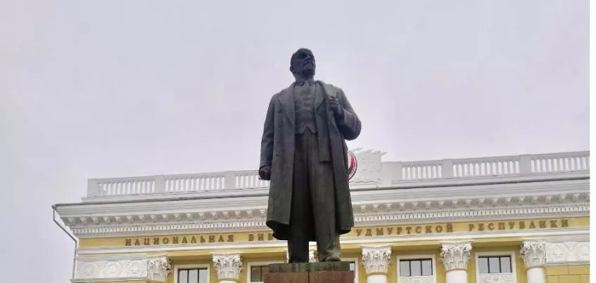 Эксперимент IZHLIFE: проверили, в какую сторону смотрят памятники Ленину в Ижевске