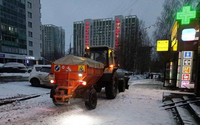 Свыше 40 единиц дорожной техники вывели ночью на улицы Ижевске