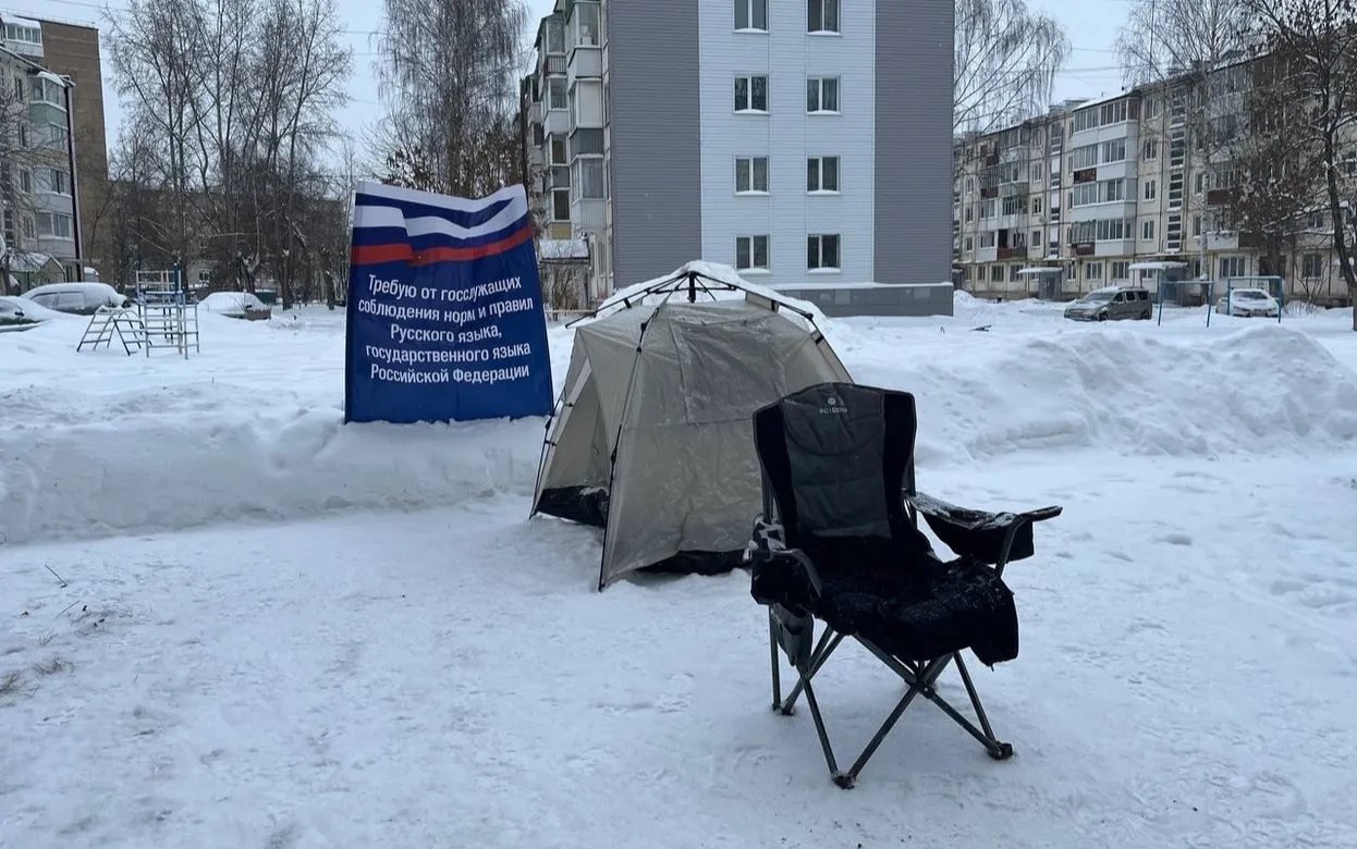 «Пока не решена проблема, я не остановлюсь»: в Ижевске мужчина пикетирует у дома бывшей тещи, чтобы ему разрешили видеться с детьми