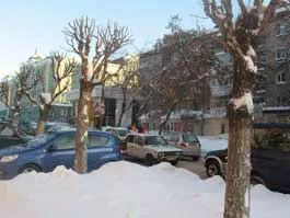 В Ижевске много улиц, требующих расширения. Например по ул. Красногеройской движение очень часто затруднено.Однако исправить архитектурные огрехи города в одночасье не удастся: нужны солидные финансовые вложения, а бюджет города не может себе этого позвол