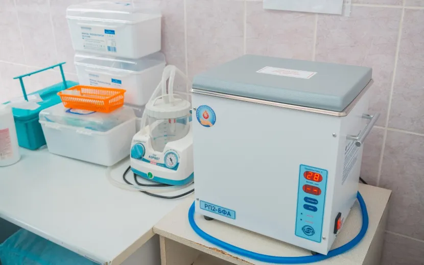 Новый размораживатель плазмы в деле — организаторы «Елки» приехали в РДКБ и увидели оборудование в работе. Фото: Алексей Филинов