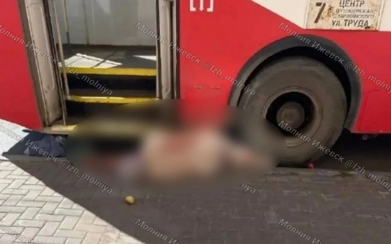 Женщина пострадала при выходе из троллейбуса в Ижевске