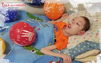 «Сыну врачи давали месяц жизни, а ему скоро 11 лет»: Саше Ижболдину с атрофией мозга из Ижевска нужен гамак для купания