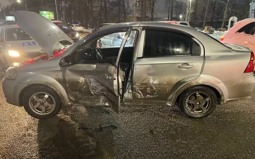 В Ижевске водители автомобилей «ВАЗ» и «Chevrolet» пострадали при столкновении 
