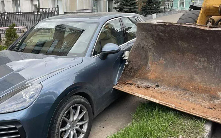 Очевидцы: экскаватор в Ижевске помял ковшом припаркованную иномарку