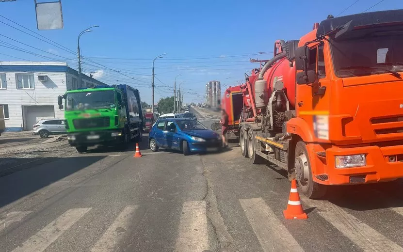 Водитель «Пежо» врезалась в грузовик коммунальной службы в Ижевске