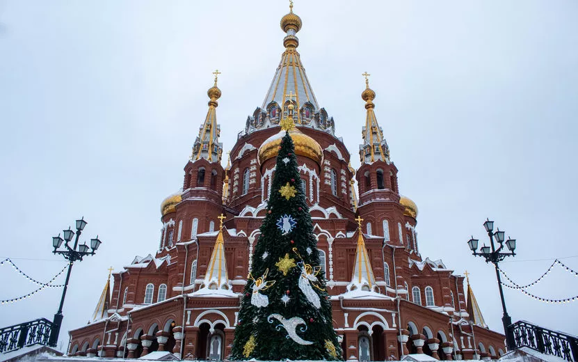 В шарах и огнях: 12 фото предновогоднего Ижевска