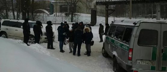 В Удмуртии мужчина уже сутки сидит запертым в своем автомобиле, скрываясь от судебных приставов