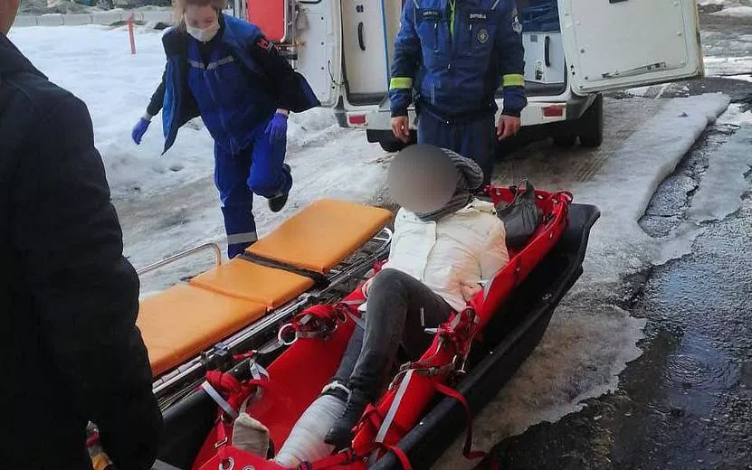 Повредившую ногу у реки женщину спасли в Удмуртии   
