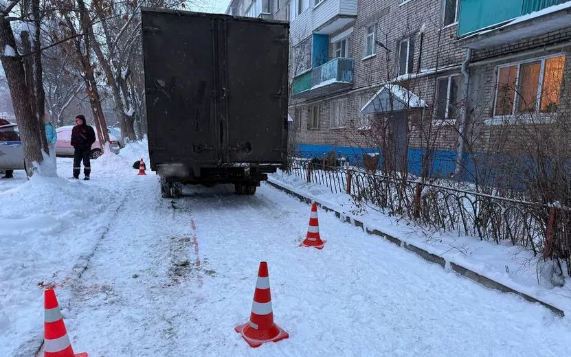 Водитель «Газель» насмерть сбил пенсионерку во дворе дома в Ижевске