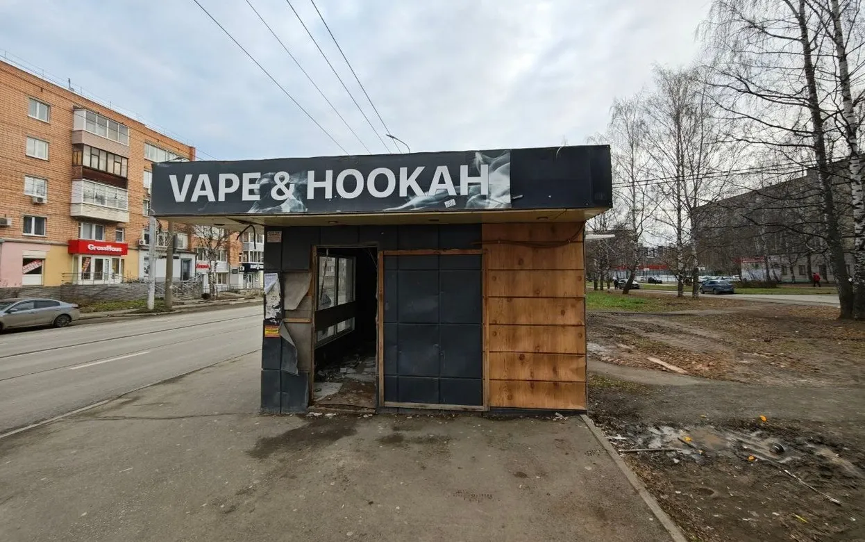 Ларек на остановке транспорта в Ижевске превратился в ночлежку для бездомных