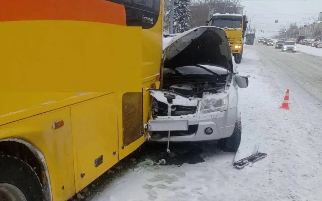 Пьяный бесправник на Suzuki врезался в автобус в Ижевске