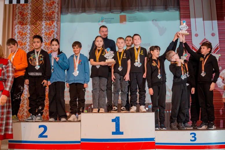 Моменты церемонии награждения победителей и призеров шахматного турнира.