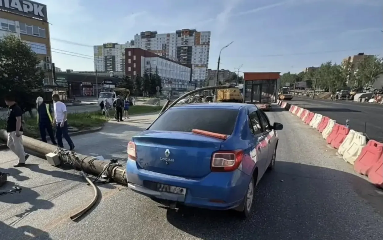 Опора ЛЭП обрушилась на легковой автомобиль после ДТП с грузовиком в Ижевске