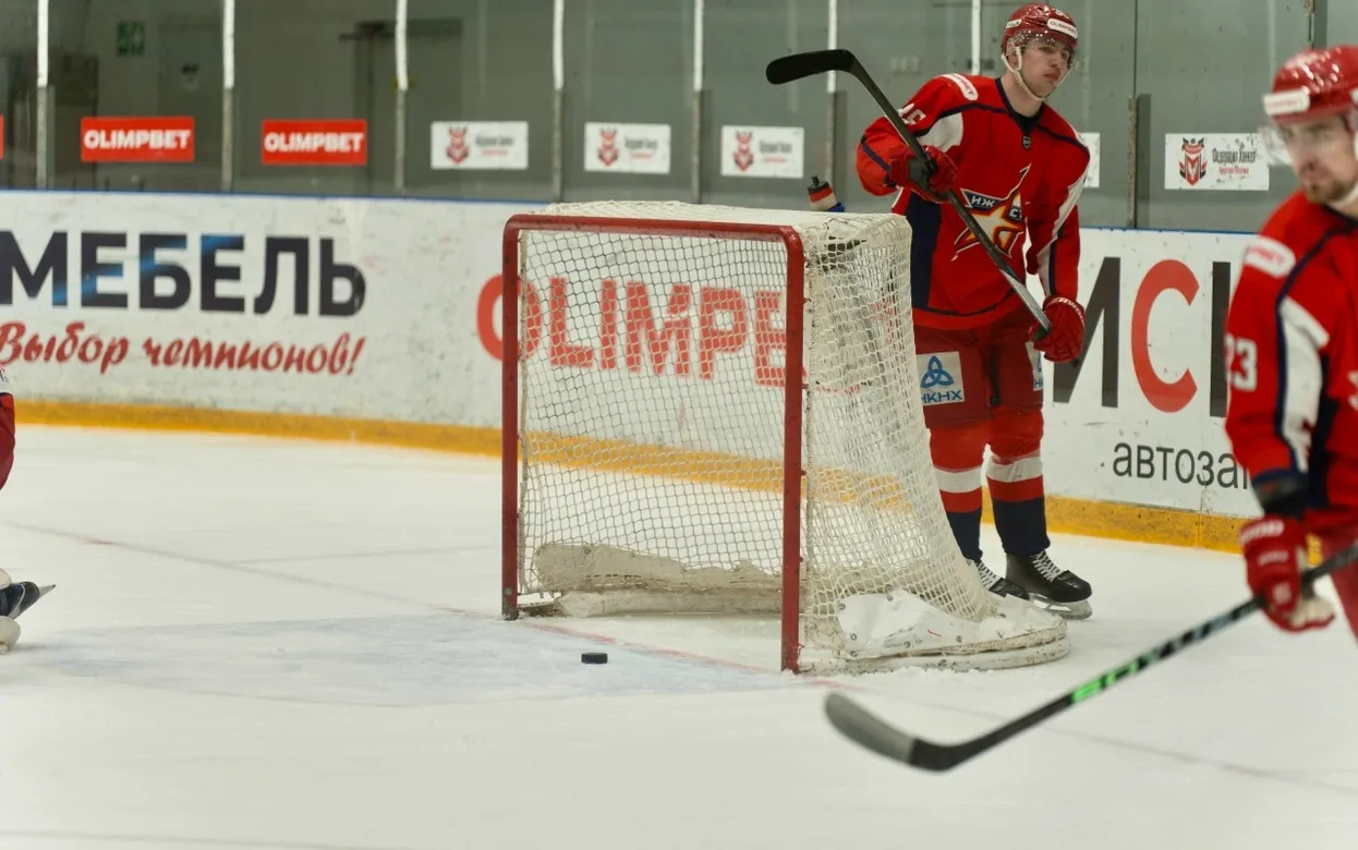 Работник ледового дворца пострадал во время матча хоккейной «Ижстали»