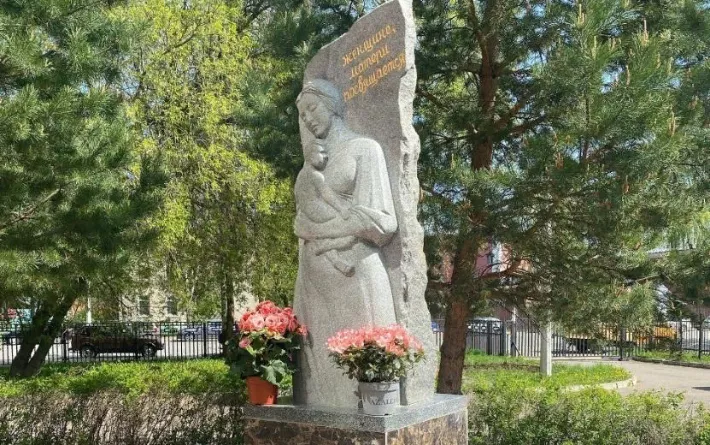 Скульптуру матери открыли в Глазове