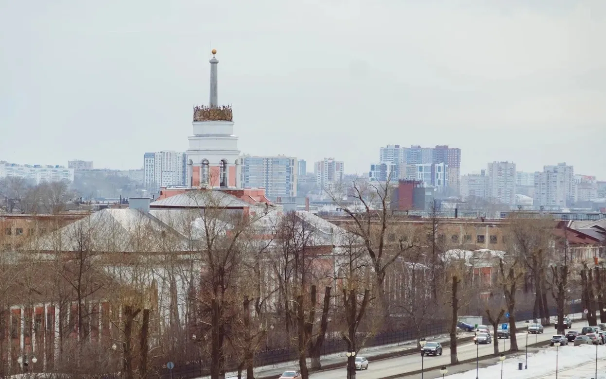 Дыра в заборе у школы, фура перекрыла проезд на 10 лет Октября и «Где школьные автобусы?»: что обсуждают ижевчане в соцсетях 22 апреля