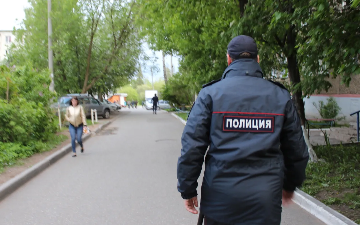 Житель Удмуртии ударил полицейского ножом в шею