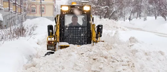 Уборка снега в Ижевске: инструкция, чтобы почистили двор, крышу или территорию у магазина