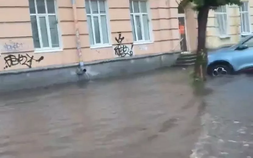 Видеофакт: улицу Ленина затопило в Ижевске