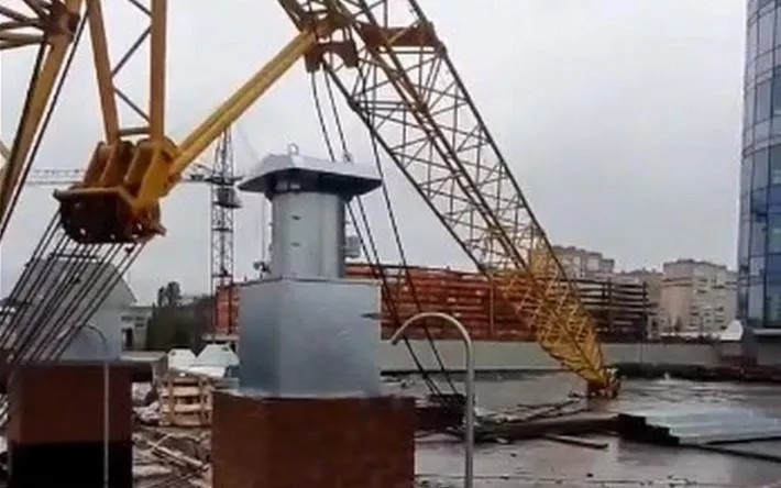 Видео: стрела строительного крана упала на крышу строящегося ТЦ в Ижевске