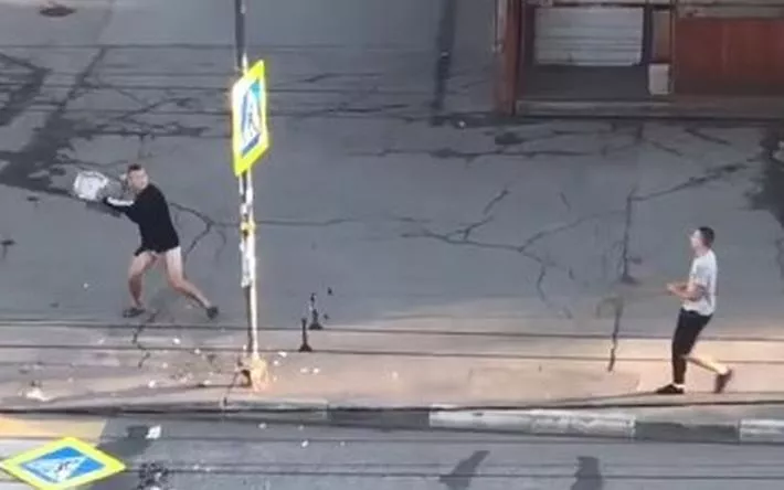 Устроивших дебош на остановке в Ижевске молодых людей привлекли к ответственности