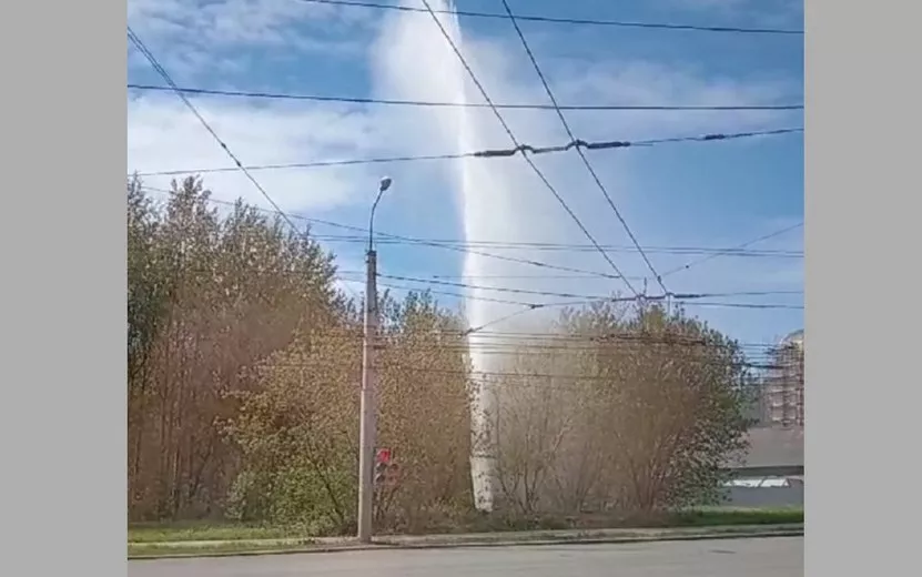 Многометровый фонтан забил из-под земли на улице Ворошилова в Ижевске