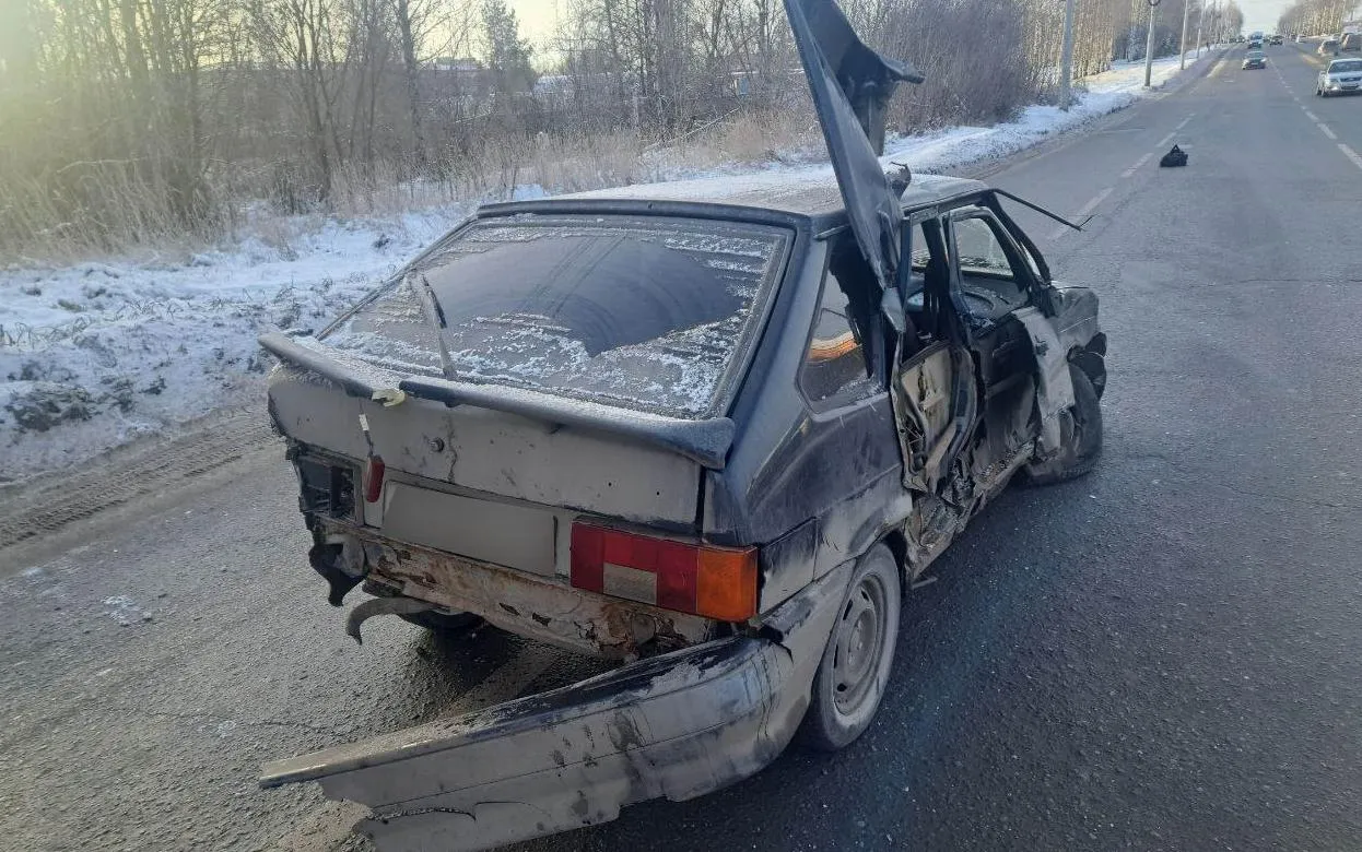 Пассажир ВАЗа пострадал в столкновении с грузовиком в Ижевске