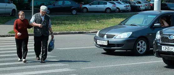 Отвечаем на вопросы ижевчан: когда правильно пропускать пешеходов на «зебре»?