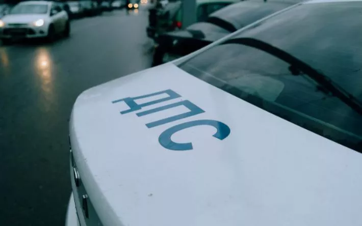 Пассажир пьяной женщины разбил стекло машины ГИБДД в Удмуртии