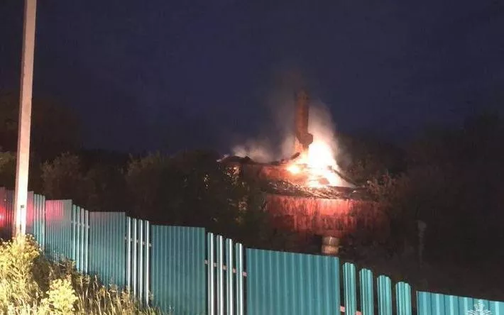 Крыша дома и три пристроя сгорели ночью в Удмуртии