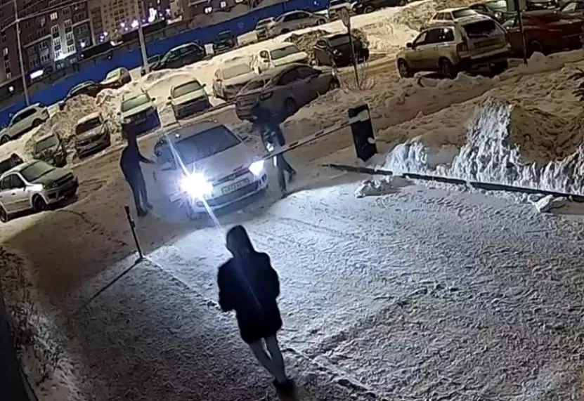 Пьяный житель Ижевска ударил таксиста канцелярским ножом
