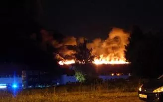 Онлайн: лакокрасочное производство горит на ул. Салютовской в Ижевске