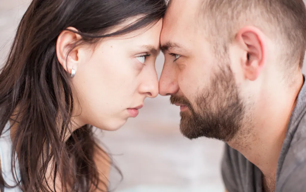 krupnym-planom-muz-i-zena-smotrat-drug-drugu-v-glaza-po-utram (1).jpg