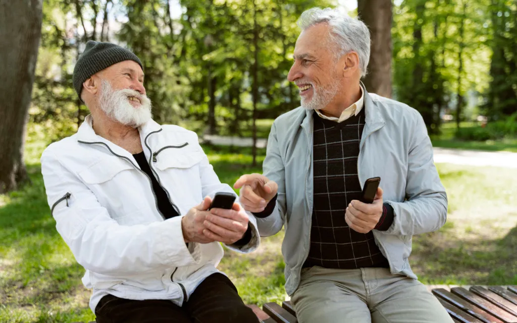 muzciny-srednego-kadra-smeutsa-v-parke (1).jpg