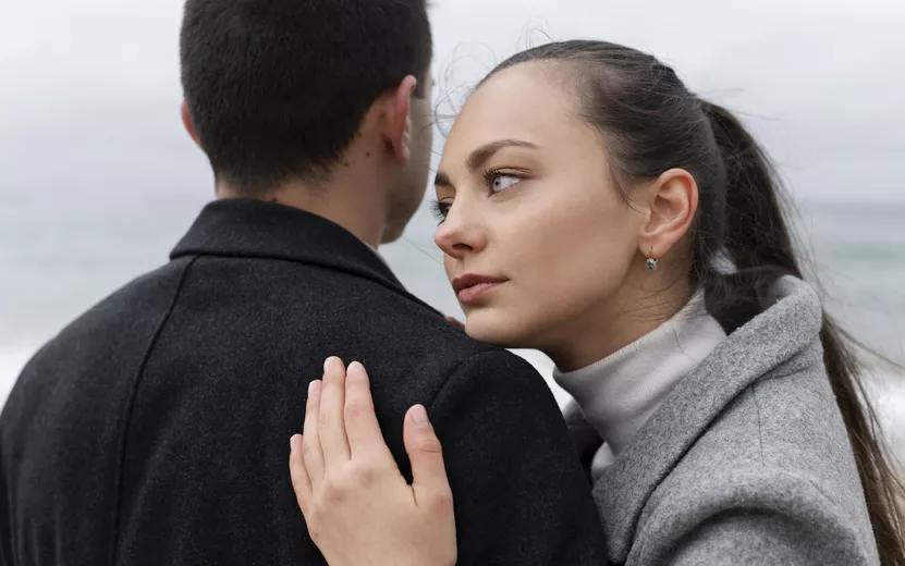 vid-sboku-romanticeskaa-para-na-plaze.jpg