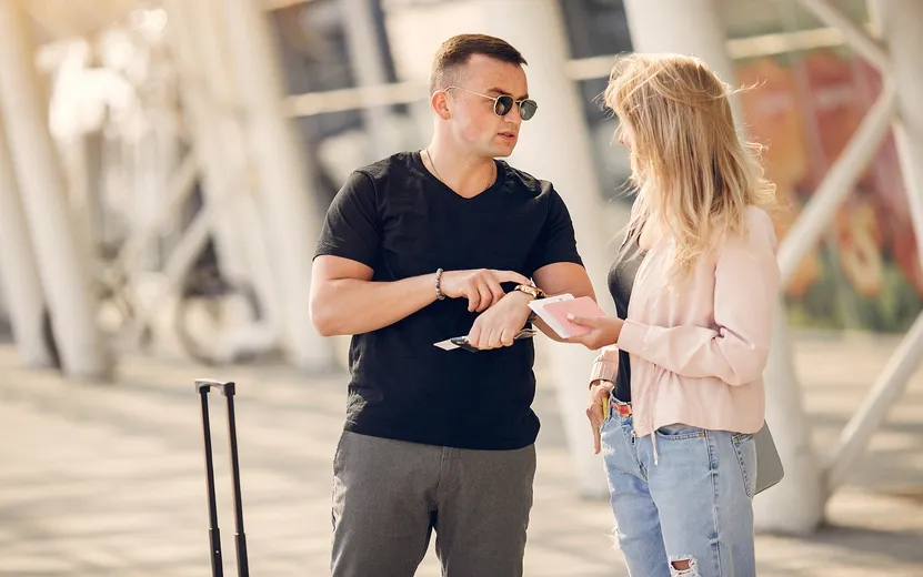 krasivaa-para-stoit-v-aeroportu.jpg