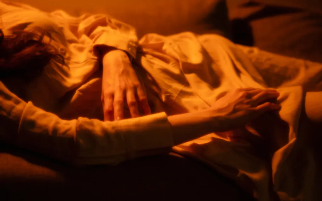 zensina-doma-s-tainstvennym-vnutrennim-osveseniem-vokrug-nee (1).jpg