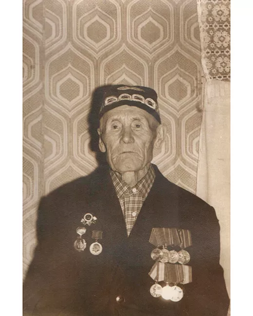 Есенеев-Ахат.jpg Есенеев-Ахат.jpg