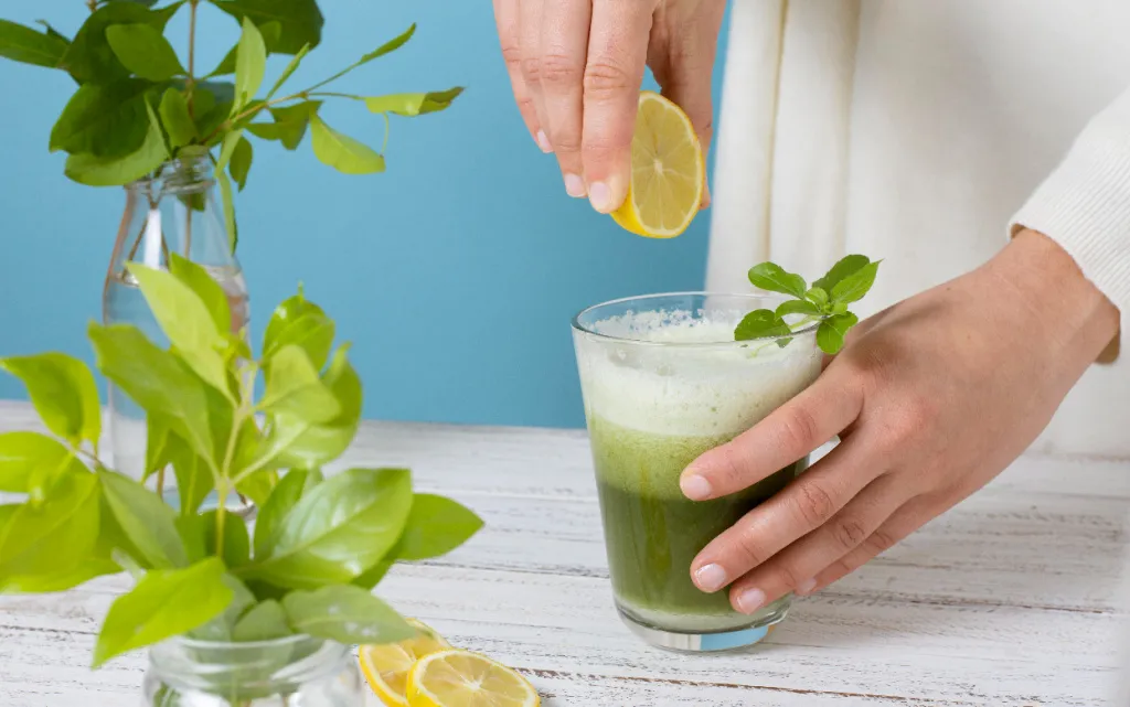 krupnym-planom-ruki-vyzimausie-limon (1).jpg