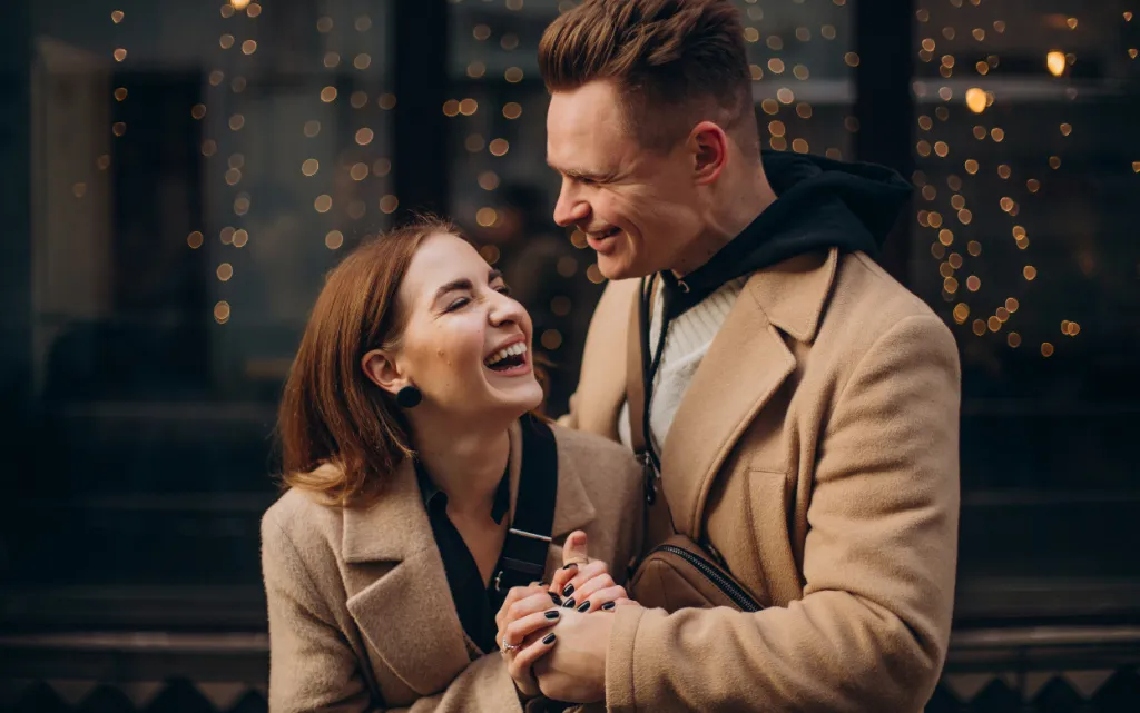 molodaa-para-gulaet-vmeste-na-rozdestvo (1).jpg