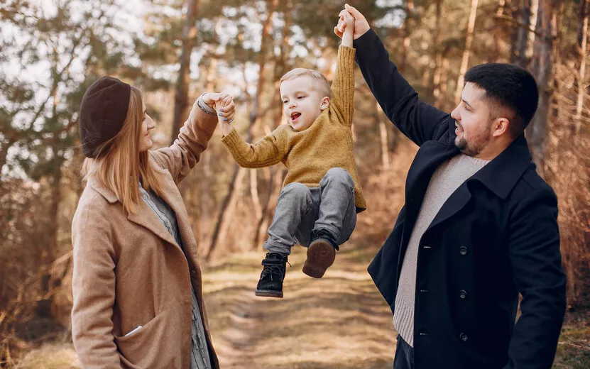 result_cute-family-playing-park.jpg