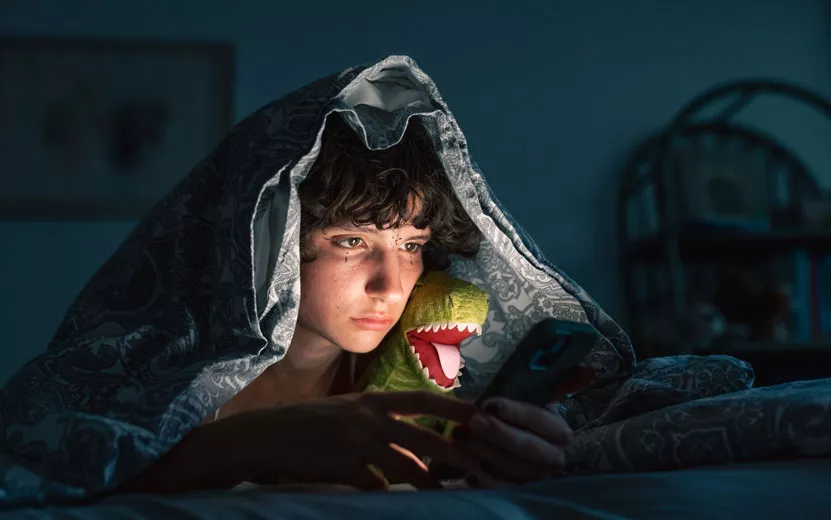 teenager-uses-gadget-in-dar.jpg