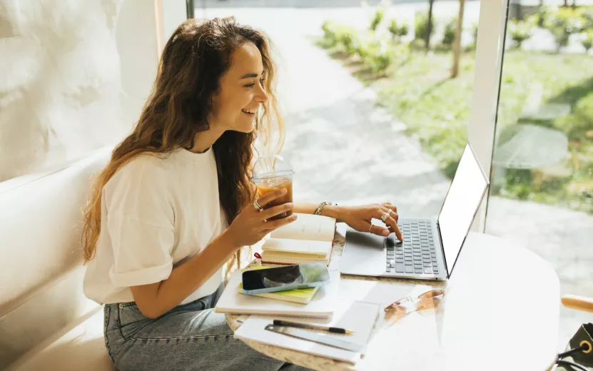 young-woman-freelancer-working-in-a-coffeehouse-u-2023-11-27-05-17-14-utc.jpg