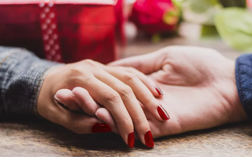 result_hands-man-woman-caught.jpg