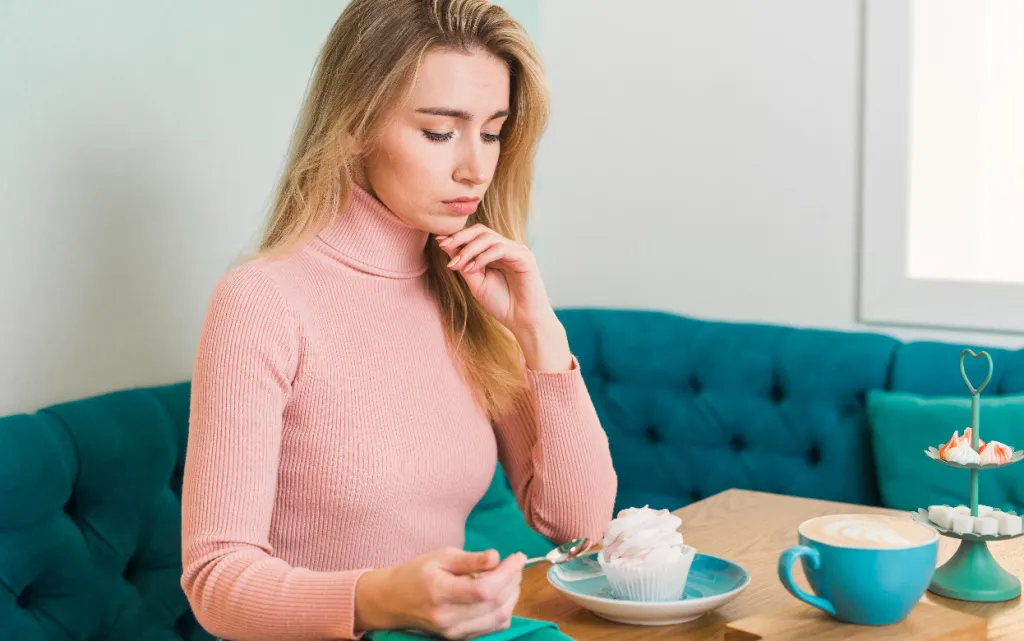 molodaa-zensina-glada-na-beze-v-kafe (1).jpg