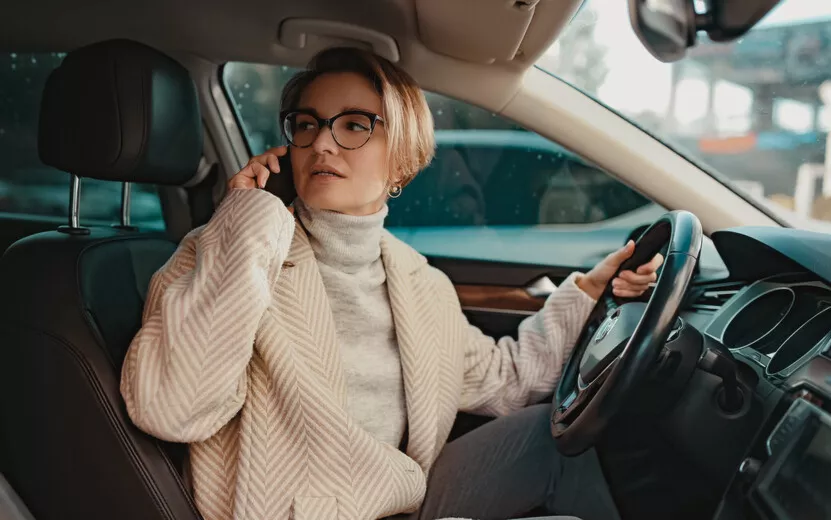 result_stylish-woman-sitting-car-dressed-coat-winter-style-glasses-using-smartphone.jpg