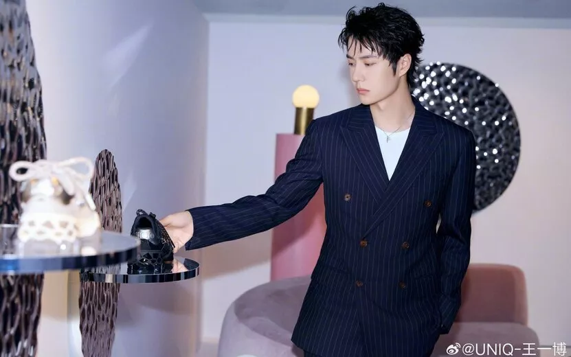 Weibo Jimmy Choo 17.01.2025